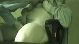 Brunette với tủ phim ...