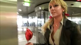 - Alexandra đóng vai ...